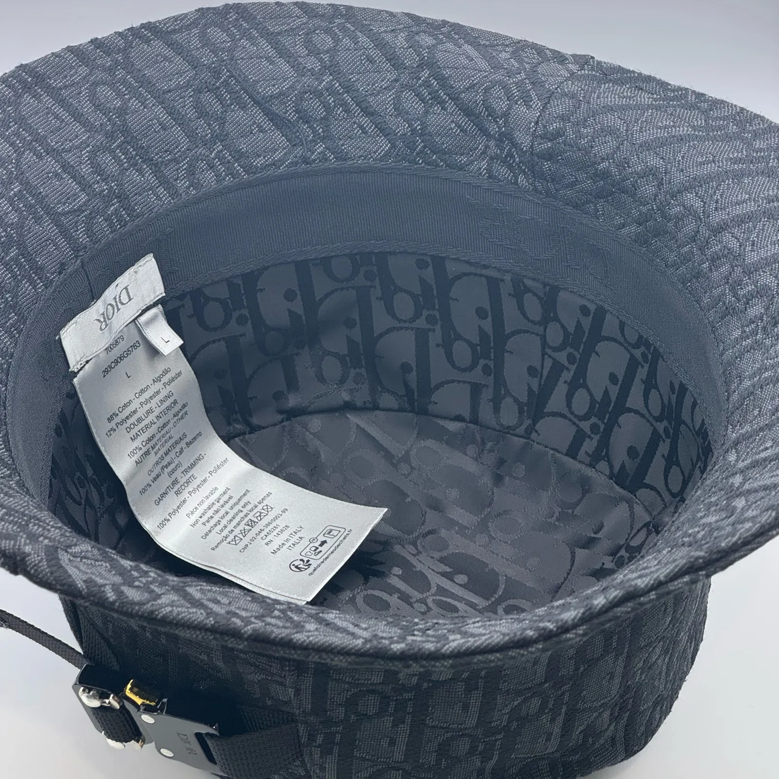 Inside view of the black Dior Oblique bucket hat showing the tag.