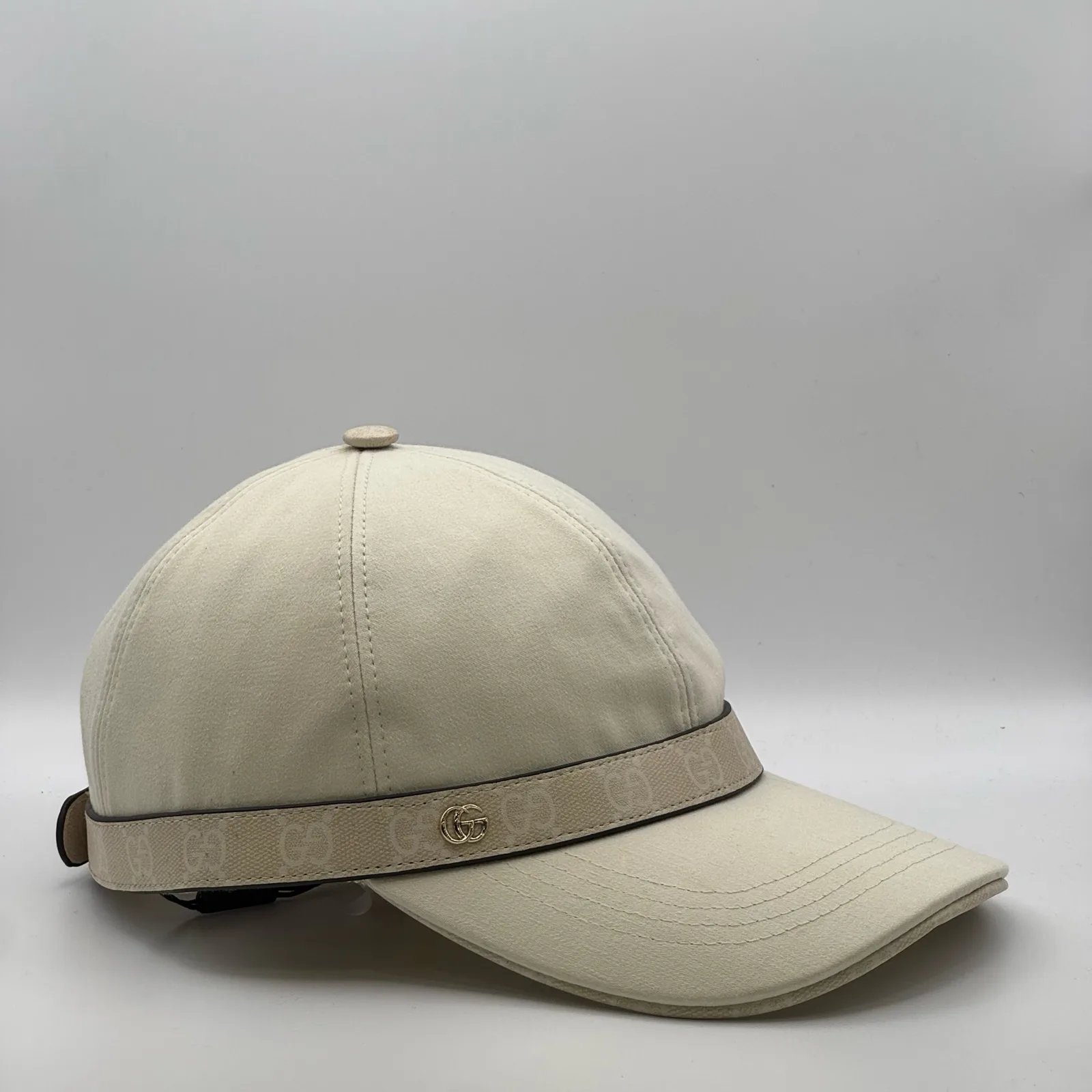Cream GG band cap, three-quarter view showing brim trim