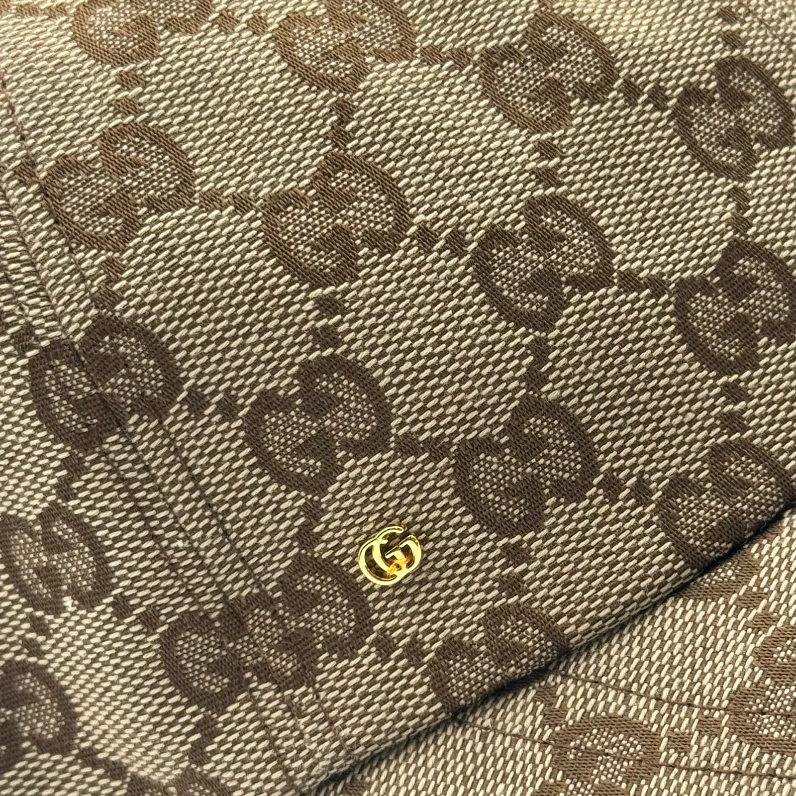 Beige GG canvas cap, close-up of the canvas weave and small gold logo hardware