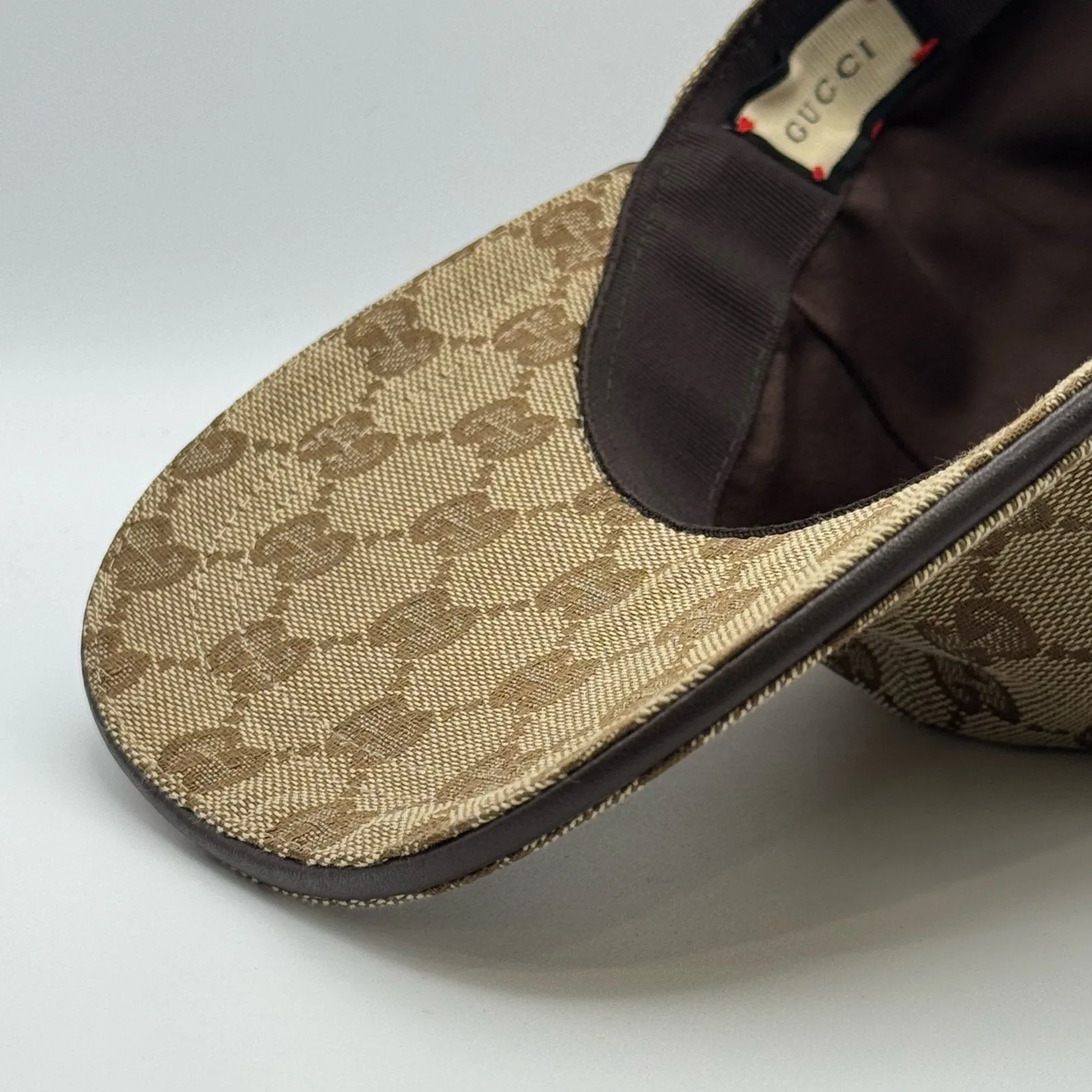 Beige GG canvas cap, close-up of the interior brand tag