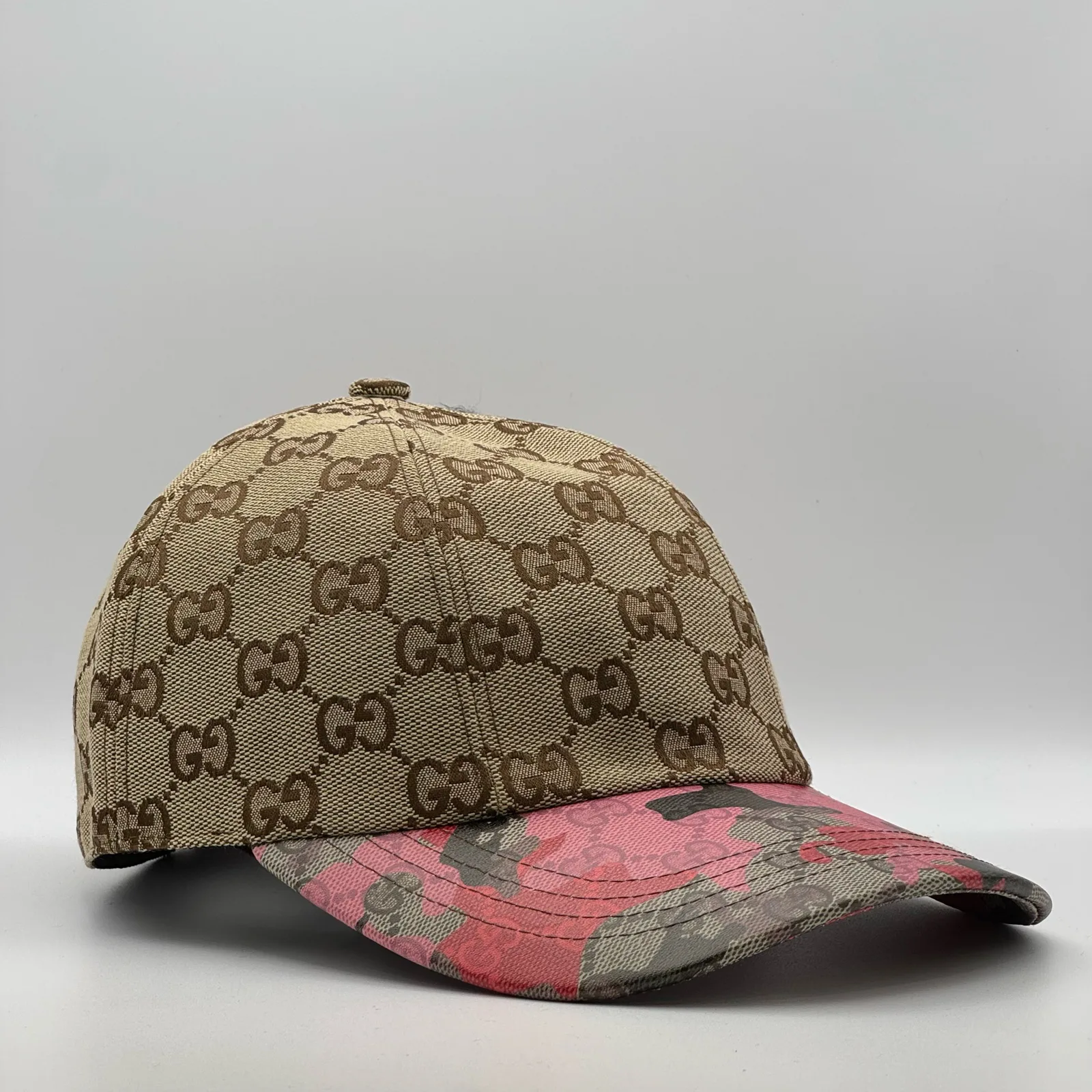 Beige GG canvas cap, side view showing the floral camouflage brim